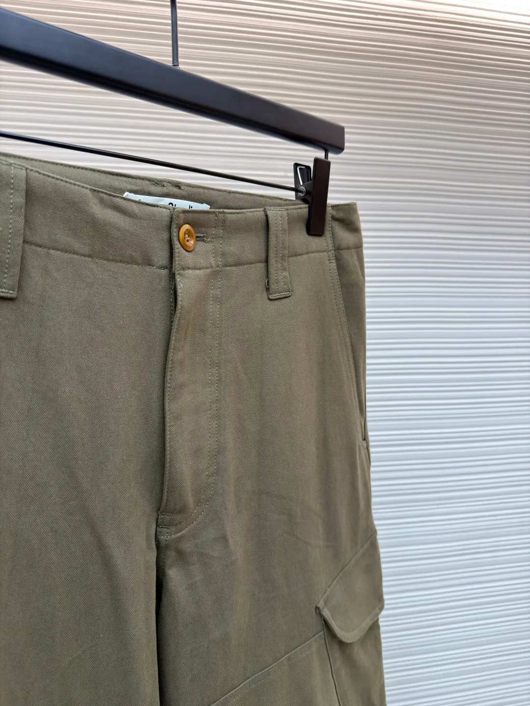 Acne Studios label work trousers ●Original version: Purchased and developed for 5100 ●Item number: 1681397-B20 ●Fabric: Finely woven fine-grain woven fabric ●Technology: Heavy-duty washing and production ●Color: Khaki ●Version: Fitted version ●Weight: about 865g ●Size: S-M-L-XL ●Description: Customized fine-grain woven luxury, excellent texture, comfortable and skin-friendly Khaki green interprets a new level of fashion. It comes from the color of nature. The Acne Studios label is decorated on the pocket to add the finishing touch. It adds brand recognition. It is practical and adds a tough temperament to the workwear style. The toughness is blended with low-key luxury. Showing a casual attitude, the template machine opens the bag. The preset template guides the position, shape and size of the bag opening. The accuracy ensures the quality of the bag opening effect. Heavy-duty washing of cloth batches Heavy-duty washing of cloth batches uses industrialized washing equipment and methods through a combination of physical and chemical means. Improve cleanliness and soft feel. The overall wiring is straight and delicate, the fabric is comfortable and soft, and the color is consistent without color difference. It can be matched with the same style to create a fashionable look and control various occasions. Customized accessories, complete with three standards, same style for men and women!